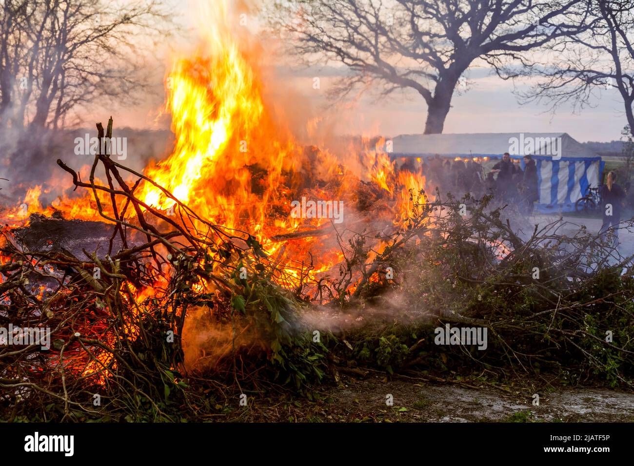 Maifeuer, die traditionelle Walpurgisnacht, veranstaltet von der Freiwilligen Feuerwehr Odderade Foto de stock