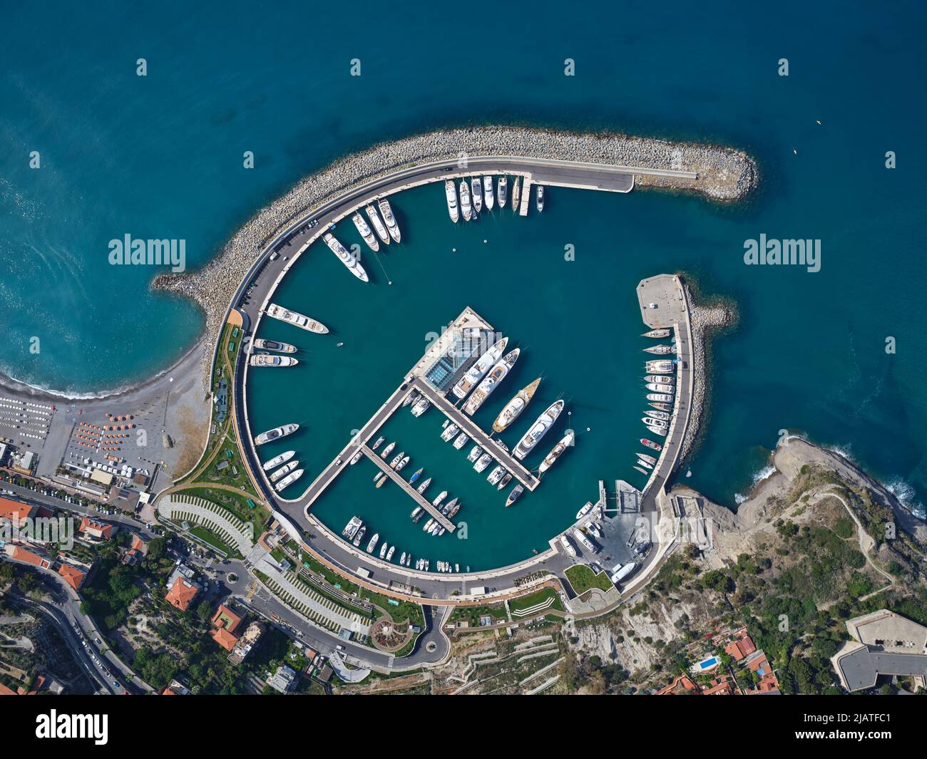 VISTA AÉREA VERTICAL. Nueva marina, inaugurada en 2021, utilizada para amarrar yates. Administrado por los puertos de Mónaco. Ventimiglia, Liguria, Italia. Foto de stock