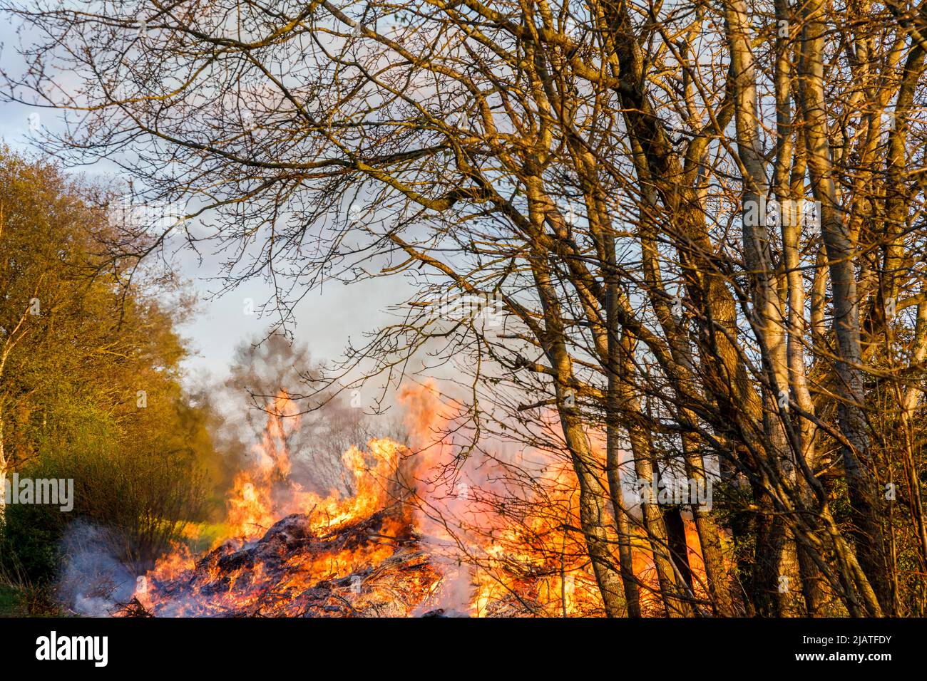 Feuer, aufgenommen während des Maifeuers en Dithmarschen Foto de stock