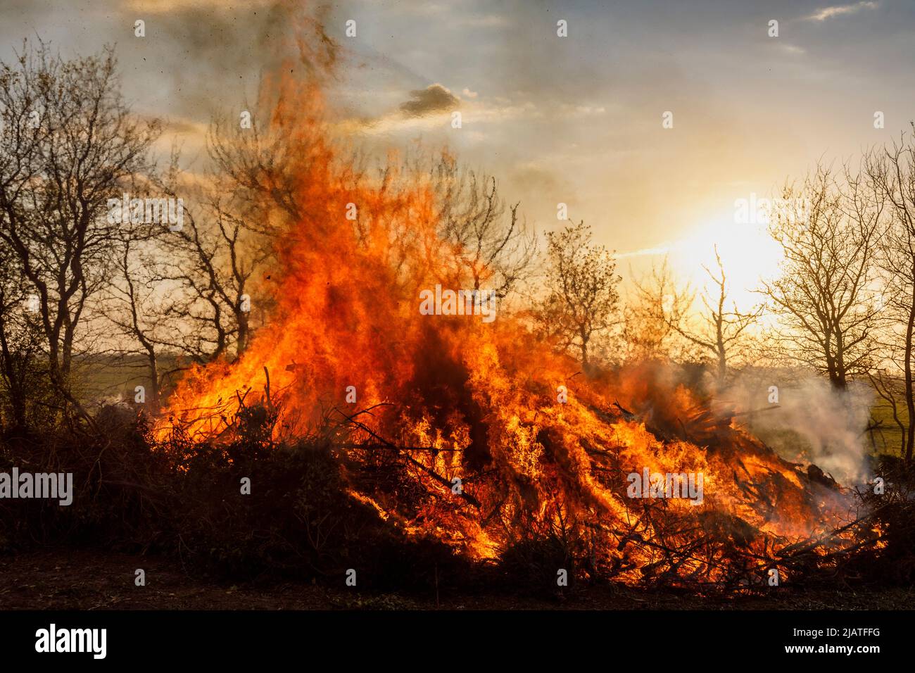 Feuer, aufgenommen während des Maifeuers en Dithmarschen Foto de stock