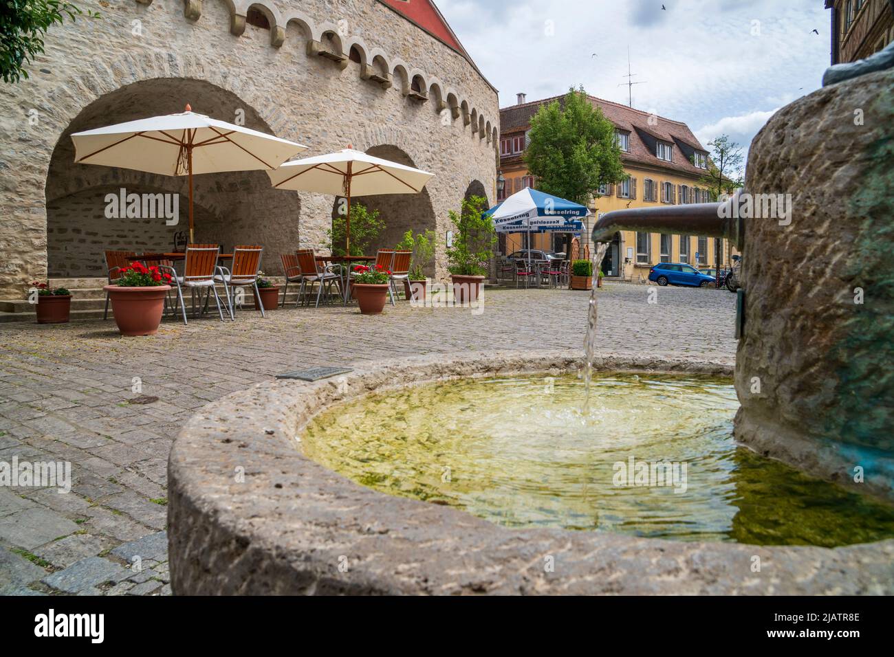 Die historische Altstadt von Dettelbach am Main in Unterfranken mit malerischen Gebäuden innerhalb der Stadtmauer Foto de stock