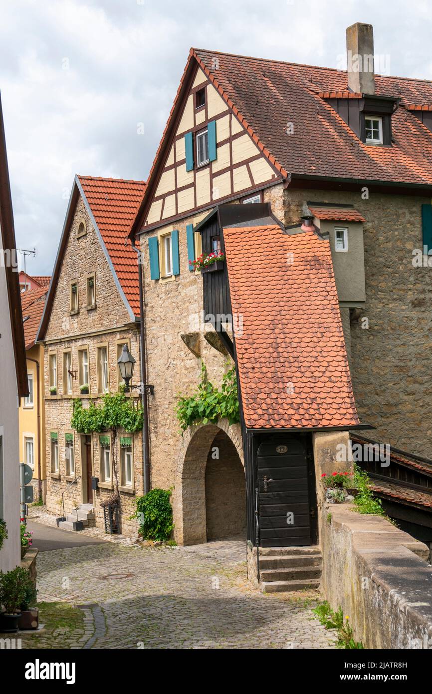 Die historische Altstadt von Dettelbach am Main in Unterfranken mit malerischen Gebäuden innerhalb der Stadtmauer Foto de stock