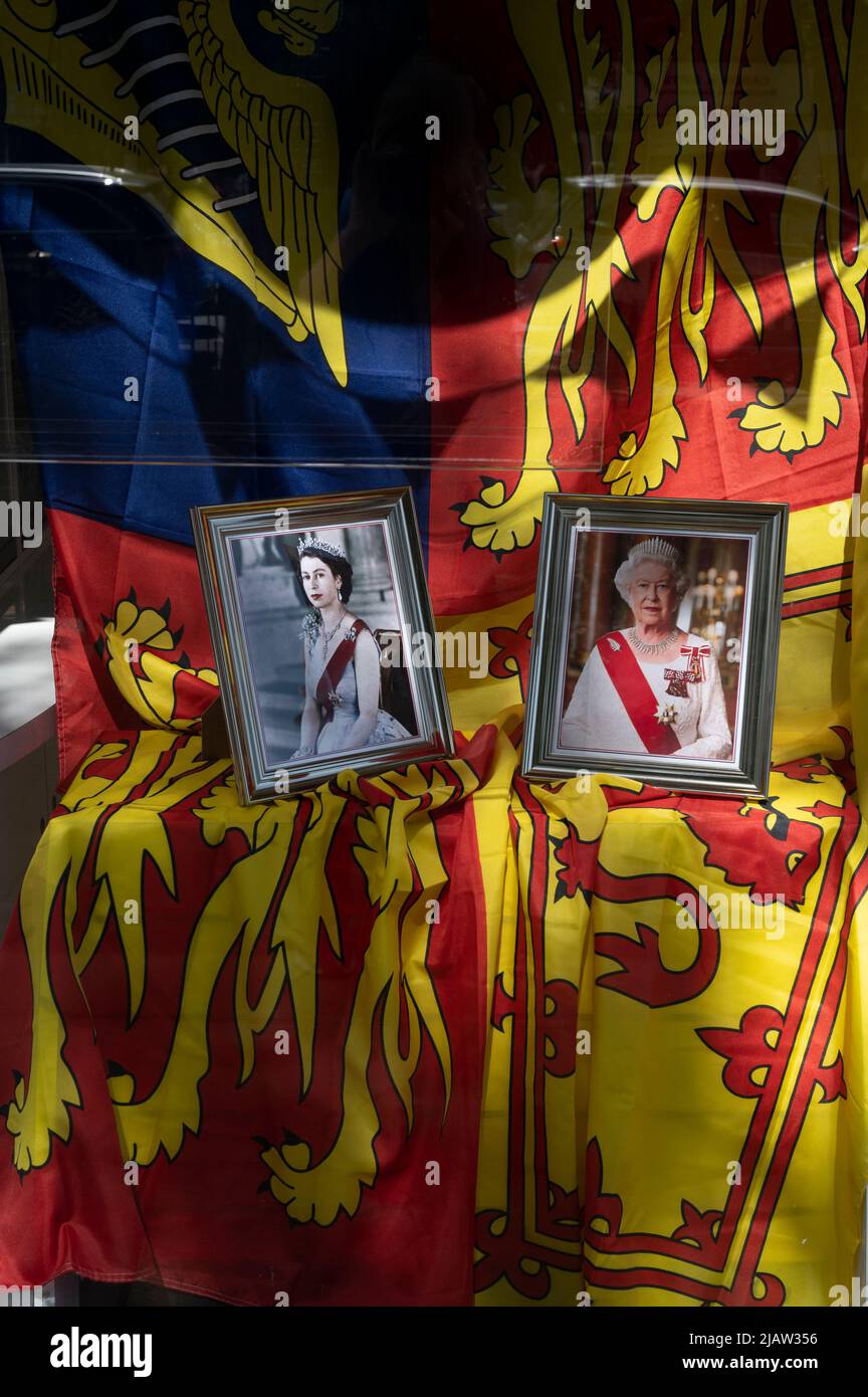 Liverpool, Inglaterra, Reino Unido. Celebración del Jubileo en la ventana de la tienda con bandera estándar y retratos enmarcados de la Reina. Foto de stock