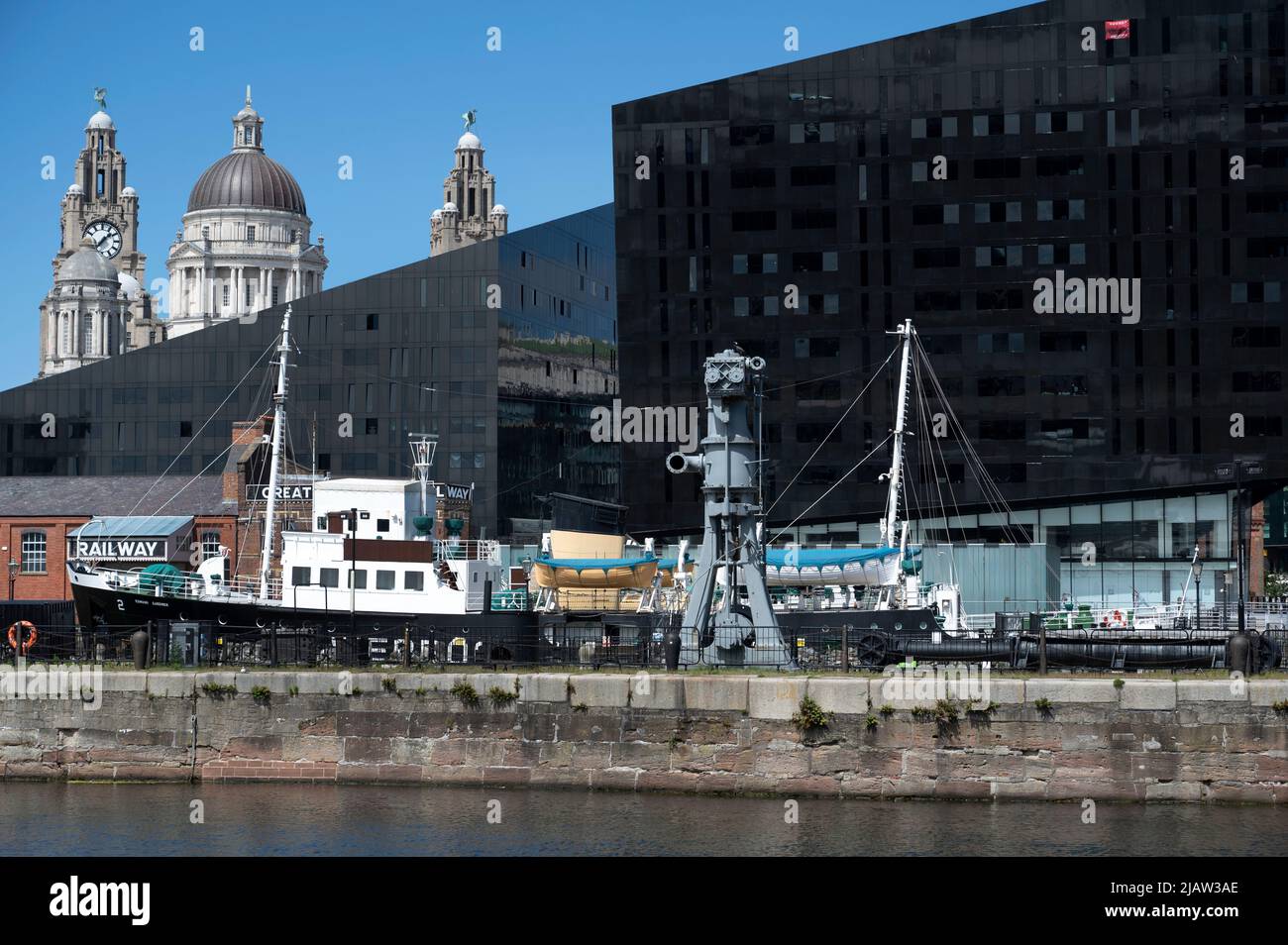 Liverpool, Inglaterra, Reino Unido. Vista del muelle Albert con el edificio Royal Liver en la distancia. Foto de stock