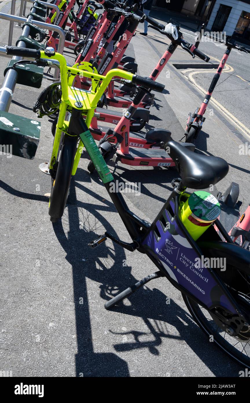 Liverpool, Inglaterra, Reino Unido. Alquiler de bicicletas eléctricas y scooters. Foto de stock