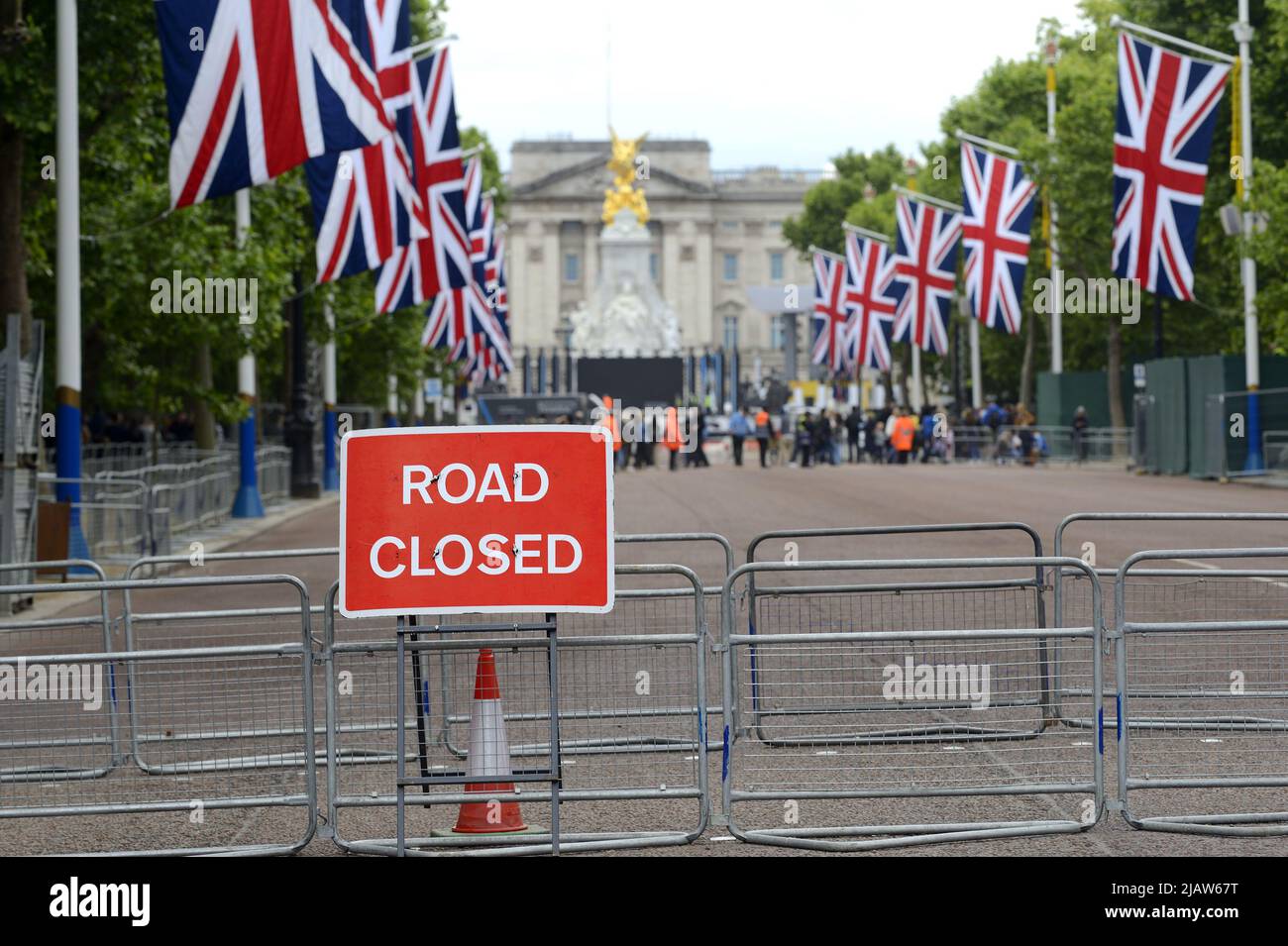 Londres, Inglaterra, Reino Unido. Señales de cierre de carretera en el centro comercial mientras se preparan los alrededores del Palacio de Buckingham para las celebraciones del Jubileo Platino de la Reina, Ma Foto de stock