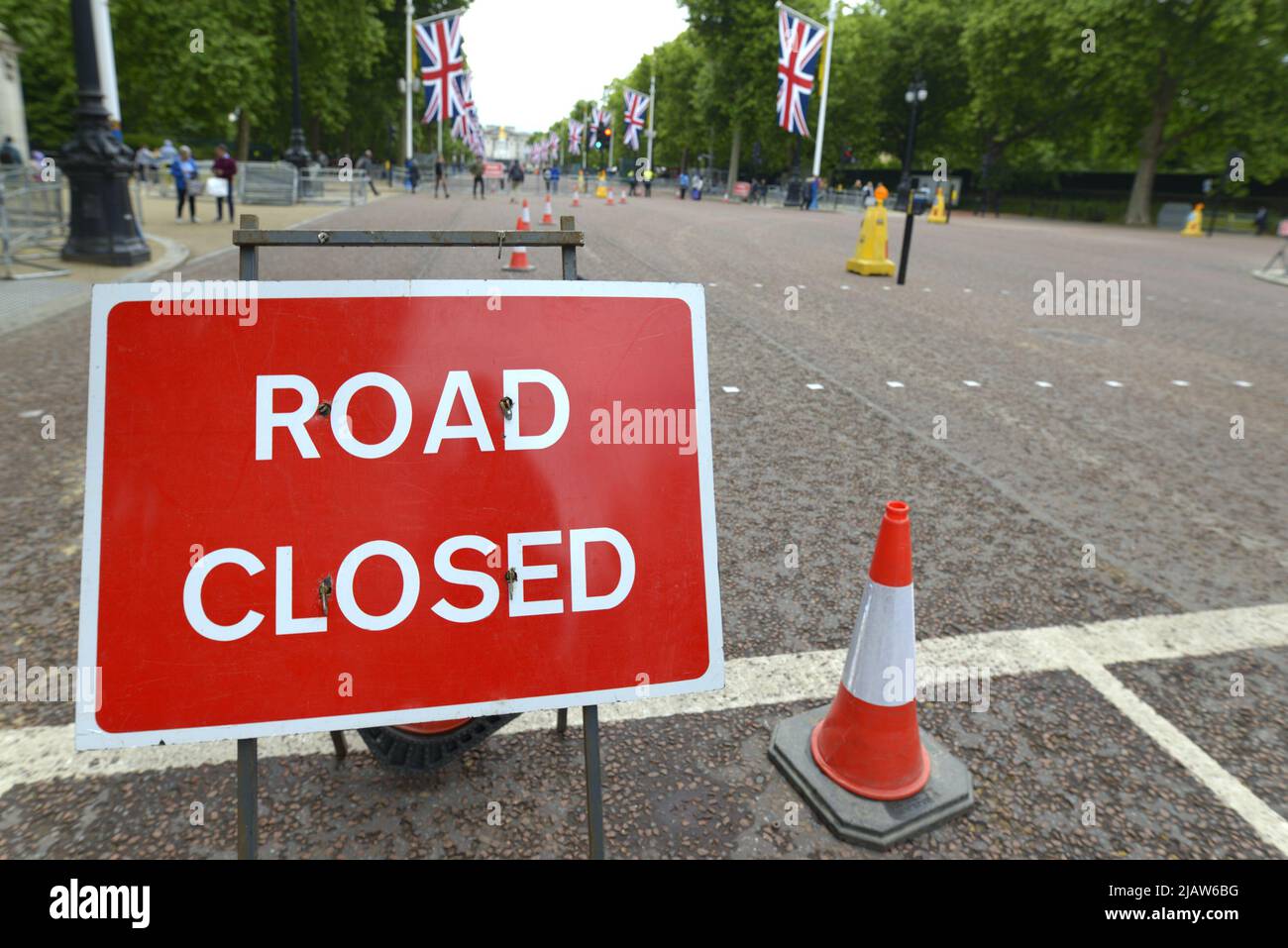 Londres, Inglaterra, Reino Unido. Señales de cierre de carretera en el centro comercial mientras se preparan los alrededores del Palacio de Buckingham para las celebraciones del Jubileo Platino de la Reina, Ma Foto de stock