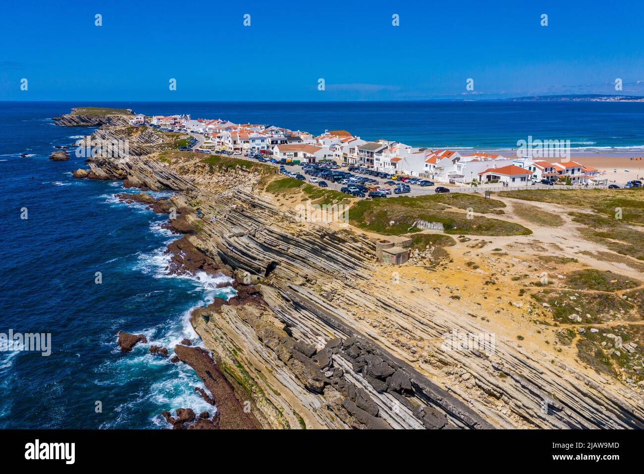 Vista aérea de la isla Baleal naer Peniche a orillas del océano en la costa oeste de Portugal. Baleal Portugal con increíbles playas y surfistas. Aeropuerto Foto de stock