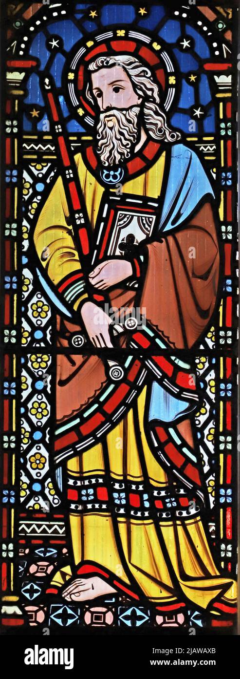 Una vidriera de Alexander Gibbs que representa a San Pablo, la Iglesia de Santa María, Kinwarton, Warwickshire Foto de stock