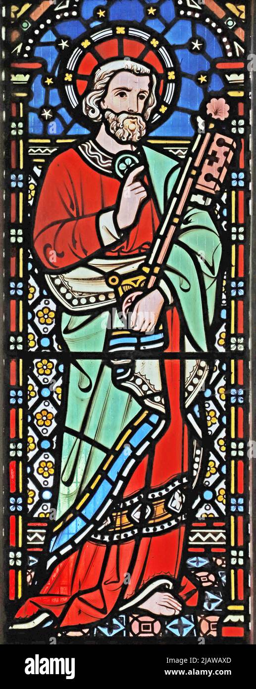 Una vidriera de Alexander Gibbs que representa a San Pedro, la Iglesia de Santa María, Kinwarton, Warwickshire Foto de stock
