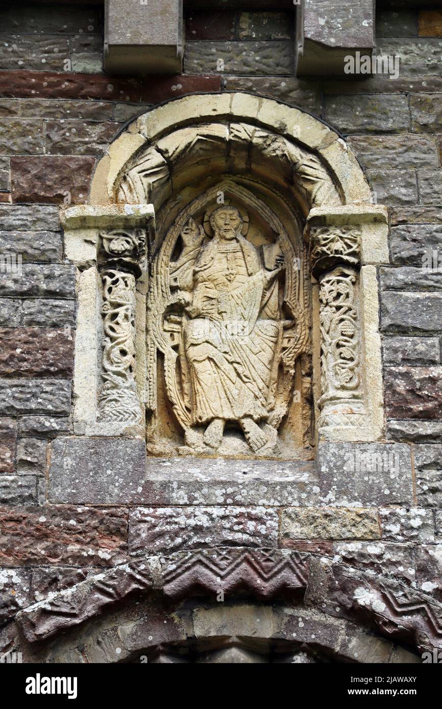 Talla de Cristo en Majestad sobre la puerta sur (1140-50), Iglesia de San Pedro, Rous Lench, Worcestershire Foto de stock