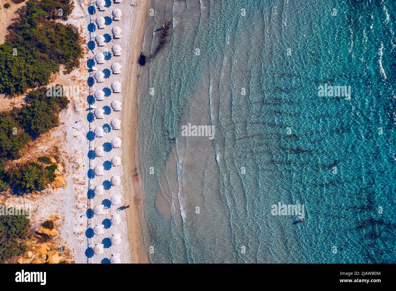 Vista panorámica de la playa de arena y el mar con aguas azules, en Villasimius, Cerdeña (Cerdeña) isla, Italia. Vacaciones, las mejores playas de Cerdeña. Por Foto de stock