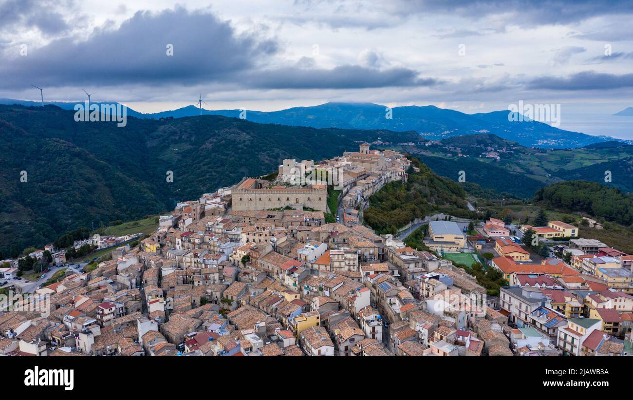 Vista aérea de la ciudad Montalbano Elicona, Italia, Sicilia, provincia de Messina. Vista aérea de la ciudad medieval de Montalbano Elicona con el castillo o. Foto de stock