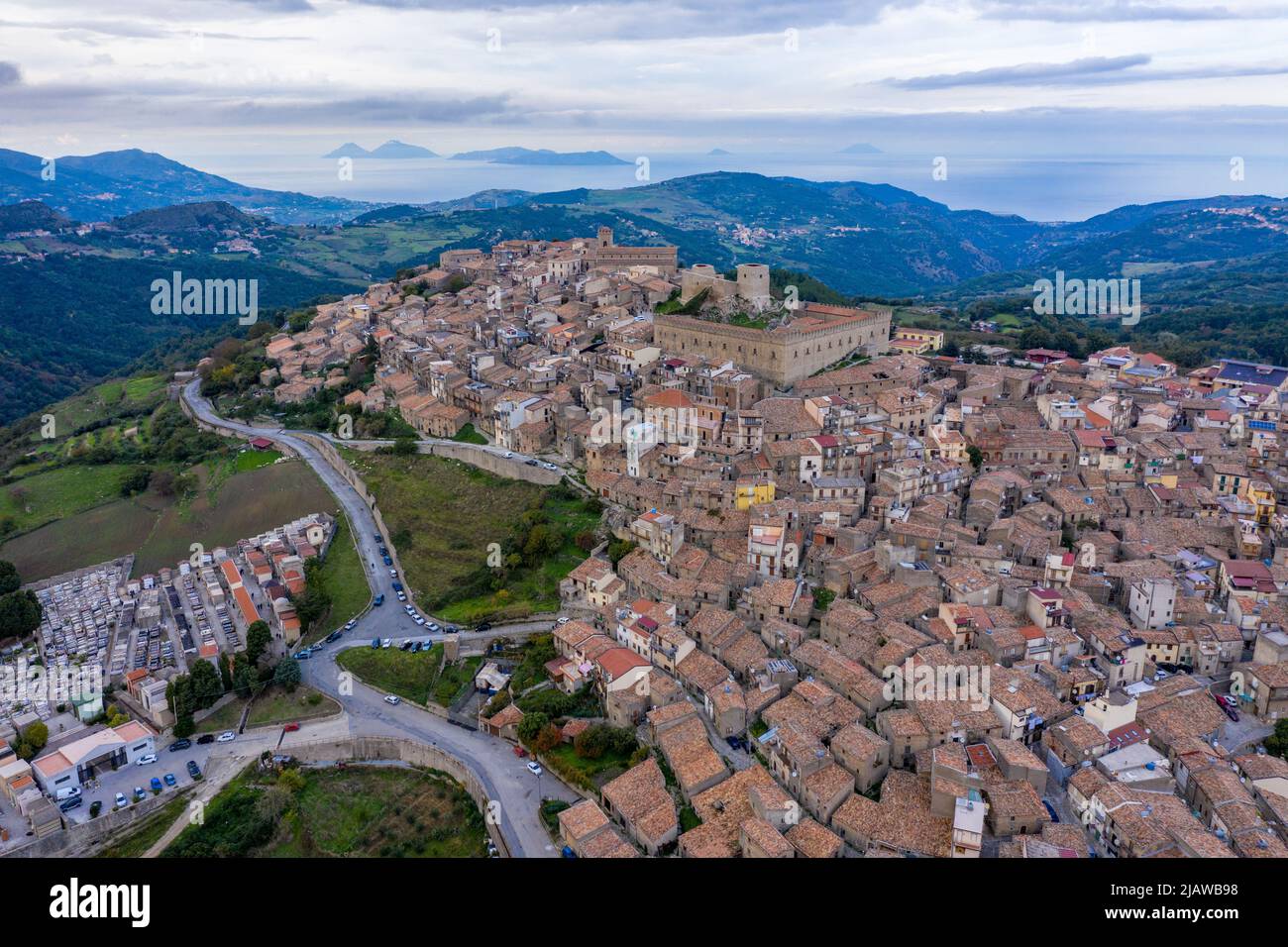 Vista aérea de la ciudad Montalbano Elicona, Italia, Sicilia, provincia de Messina. Vista aérea de la ciudad medieval de Montalbano Elicona con el castillo o. Foto de stock