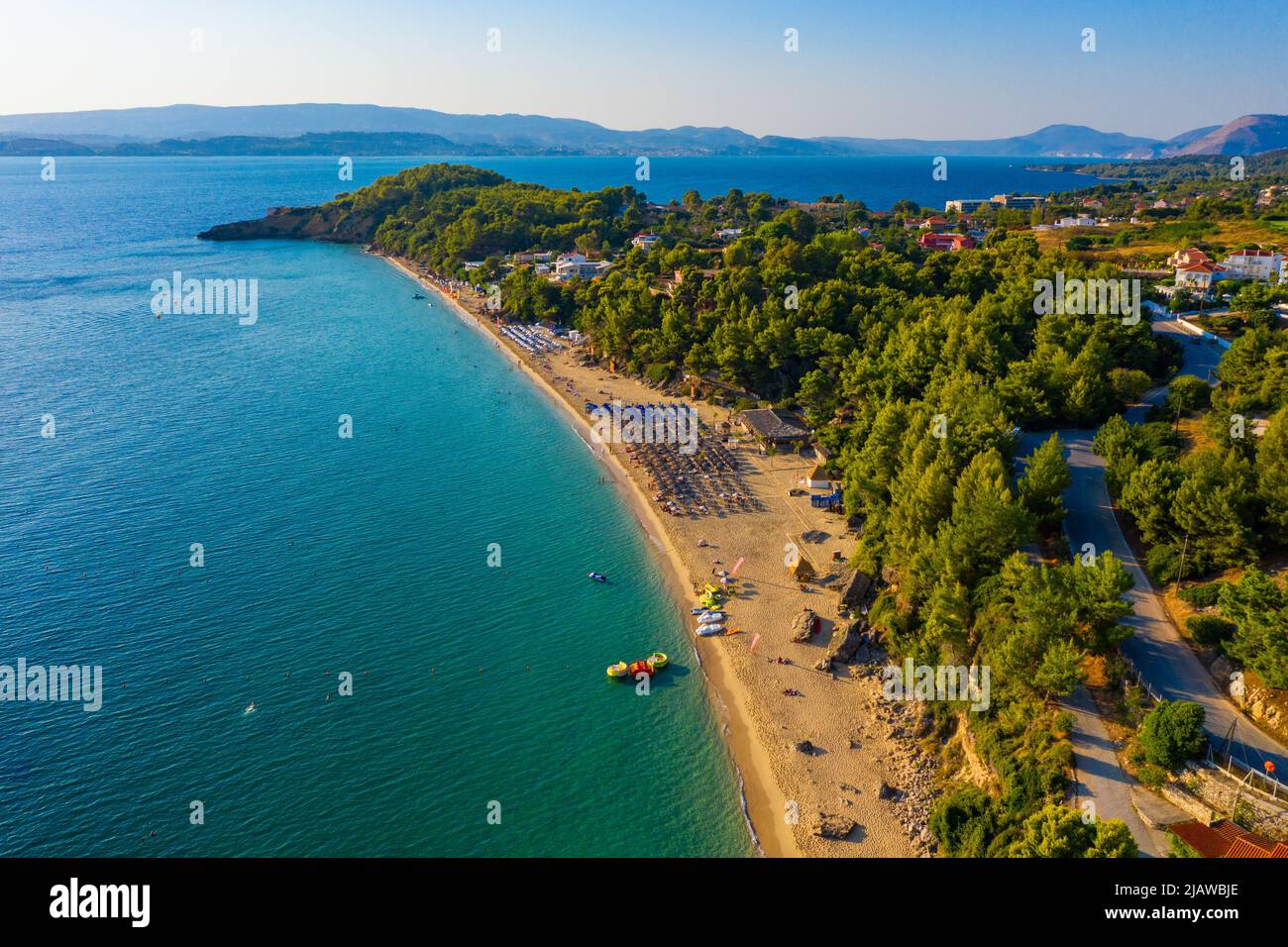 Platis Gialos playa en Argostoli de la isla de Kefalonia en Grecia. Vista espectacular sobre la playa de Platis Gialos cerca de Lassi, Argostoli. Platis Gialos beac Foto de stock