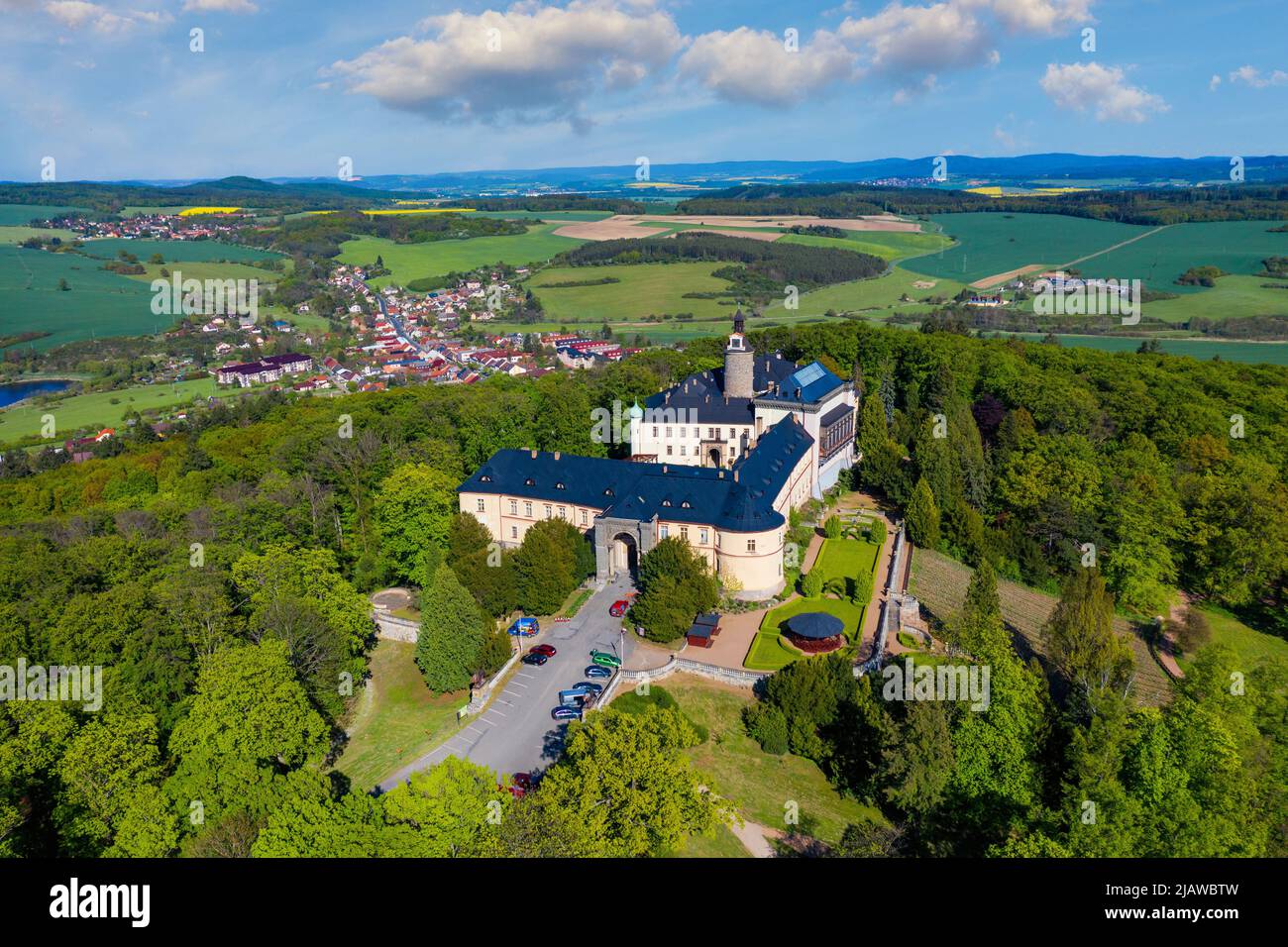 Vista superior del castillo medieval Zbiroh. República Checa. Pintoresco paisaje con imponente castillo medieval de Zbiroh en el distrito de Rokycany, región de Pilsen, CZ Foto de stock