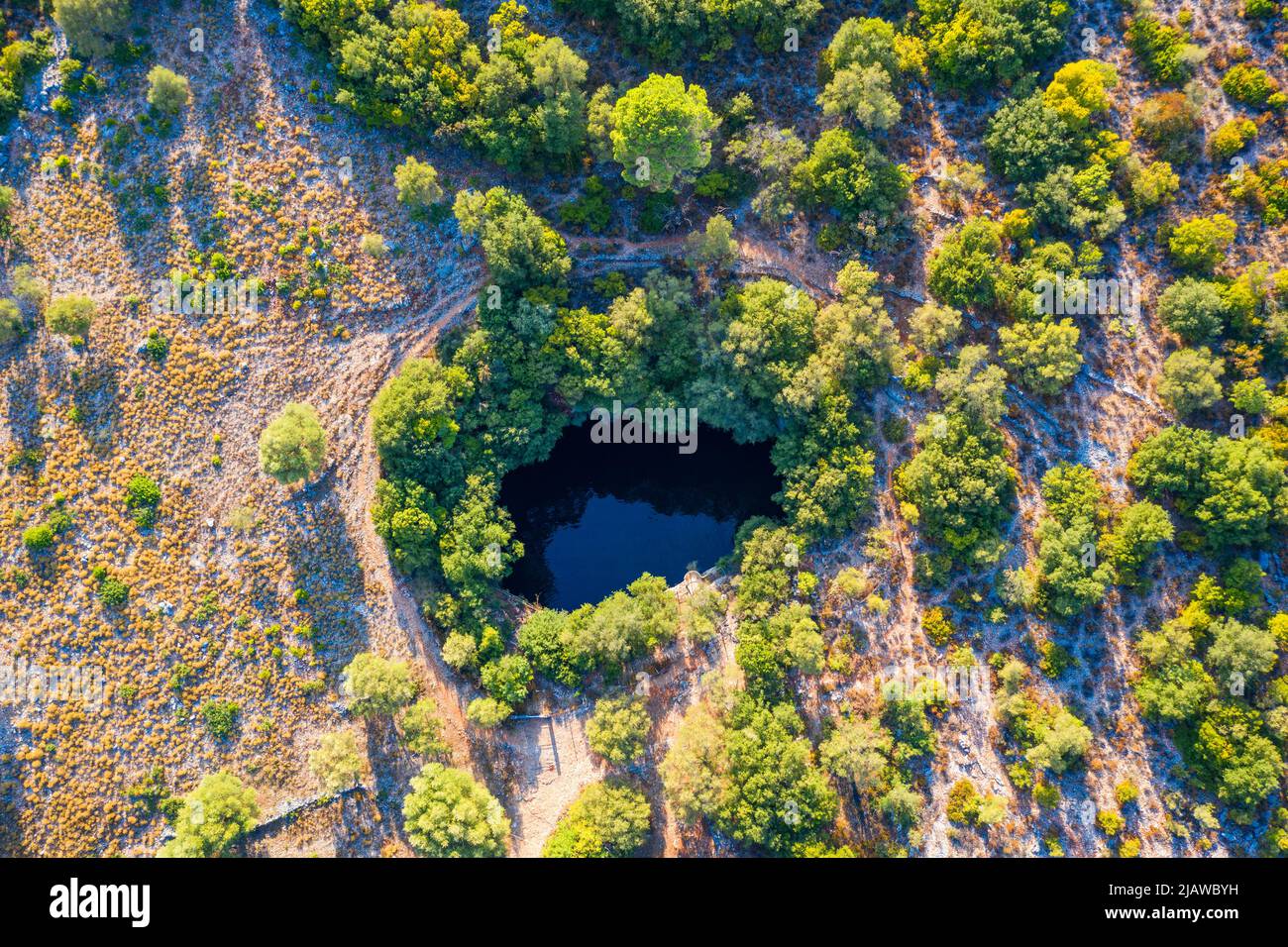 Famoso lago Melissani en la isla de Kefalonia, Karavomylos, Grecia. En la parte superior de la cueva de Melissani (lago Melissani) en el pueblo de Karavomylos en la isla de Kefalonia, Foto de stock