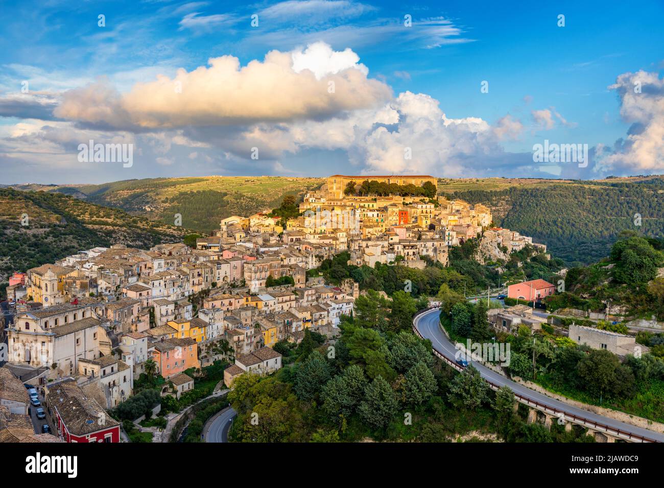 Vista de Ragusa (Ragusa Ibla), ciudad patrimonio de la UNESCO en la isla italiana de Sicilia. Vista de la ciudad de Ragusa Ibla, Provincia de Ragusa, Val di Noto, Sici Foto de stock