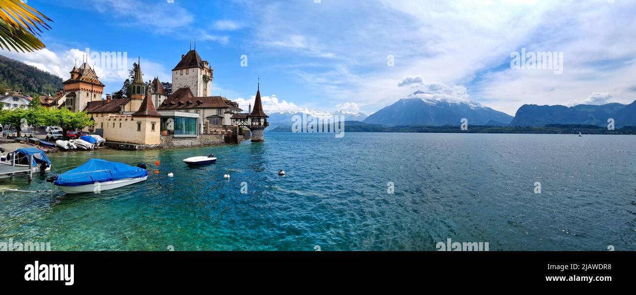 Los castillos medievales más bellos de Europa - Oberhofen en el lago Thun en Suiza, cantón de Berna Foto de stock