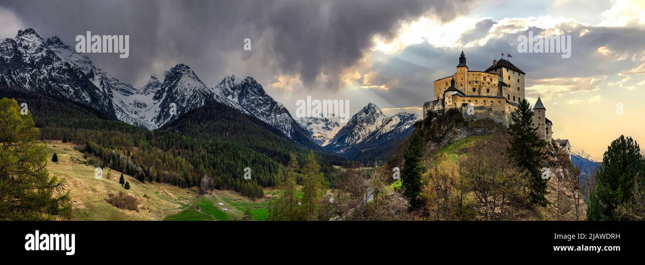 Impresionante paisaje de montaña con un impresionante castillo medieval Tarasp rodeado de Alpes suizos, Cantón Grisons o Graubuendon, Suiza Foto de stock