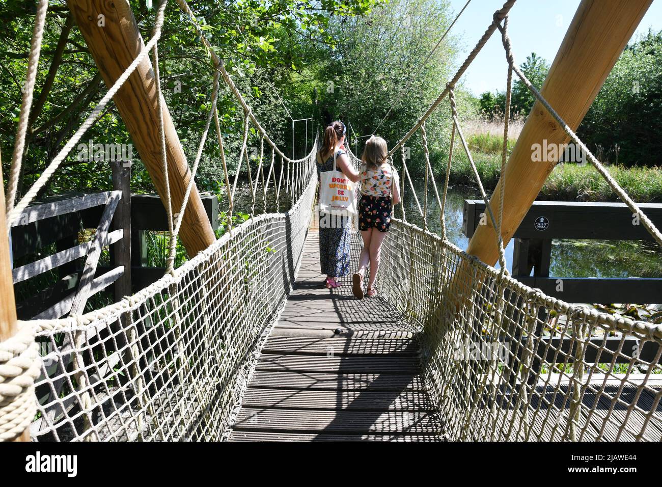 Puente de cuerda en el London Wetland Center, Londres, Inglaterra, Reino Unido Foto de stock