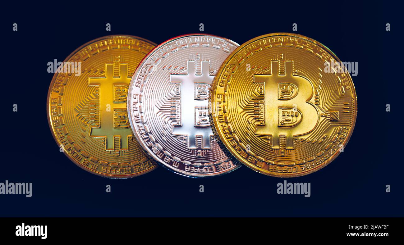 Bitcoin (crypto cryptocurrency moneda). Plata y Oro símbolo Bitcoin Bitcoin. Bitcoin cryptocurrency (BTC). Foto de stock