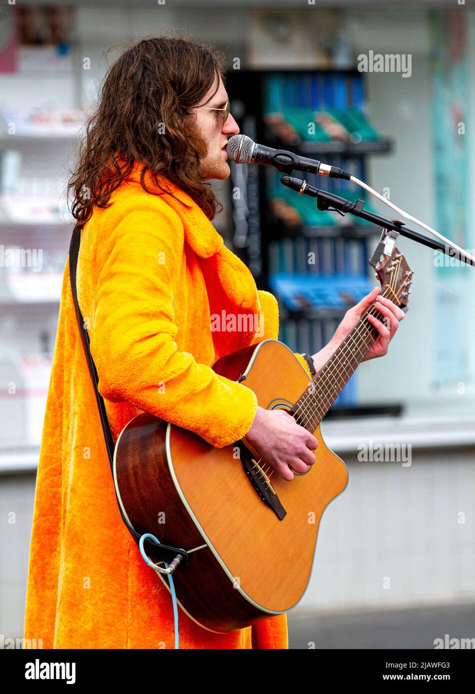 Quién canta la canción Qué falta me hace mi madre 5 Fotografía de cantante famoso interpretando la canción