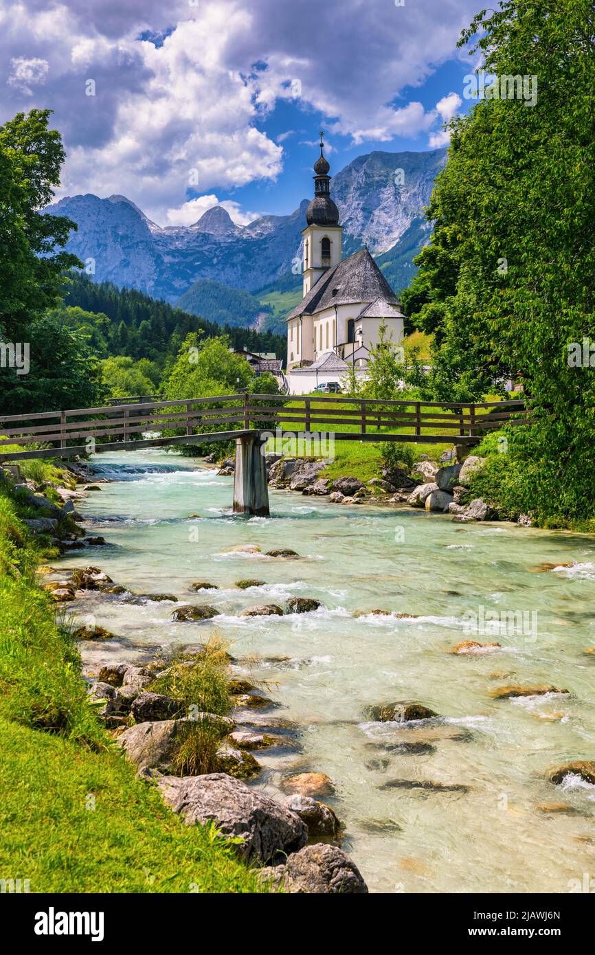 Iglesia parroquial de San Sebastián en el pueblo de Ramsau, Nationalpark Berchtesgadener Land, Alta Baviera, Alemania. Vista colorida de la Iglesia Parroquial de Foto de stock