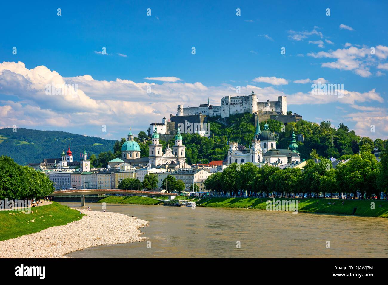Vista panorámica del horizonte de Salzburgo con la fortaleza Hohensalzburg y el río Salzach, Salzburger Land, Austria. El horizonte de Salzburgo con el río Salzach en spr Foto de stock