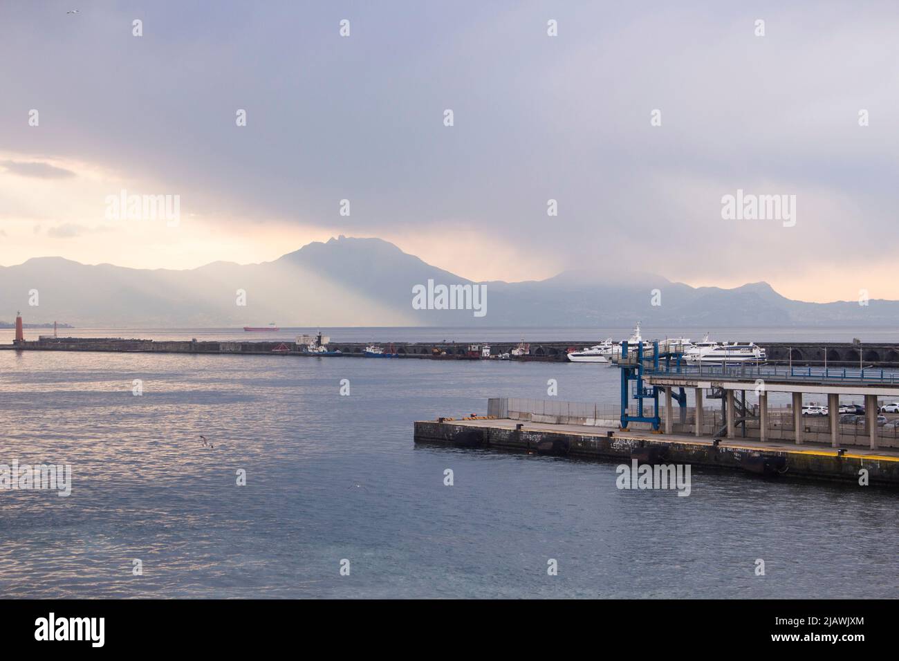 Porto di Napoli al mattino Foto de stock