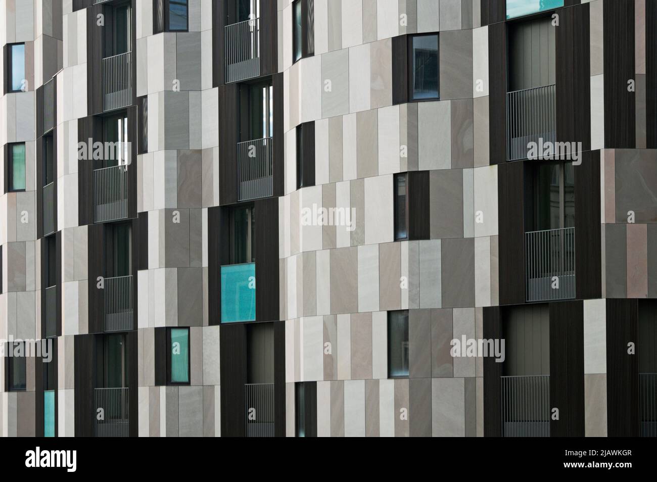 Moderno bloque de apartamentos, La corte verde (Cino Zucchi arquitectos) Corso Como, Porta Nuova, Milán, Italia Foto de stock