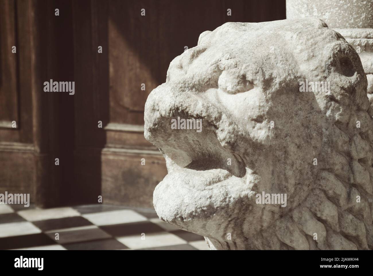 Cabeza del león en la entrada de la Basílica de Santa Maria Maggiore en Bérgamo, Italia Foto de stock