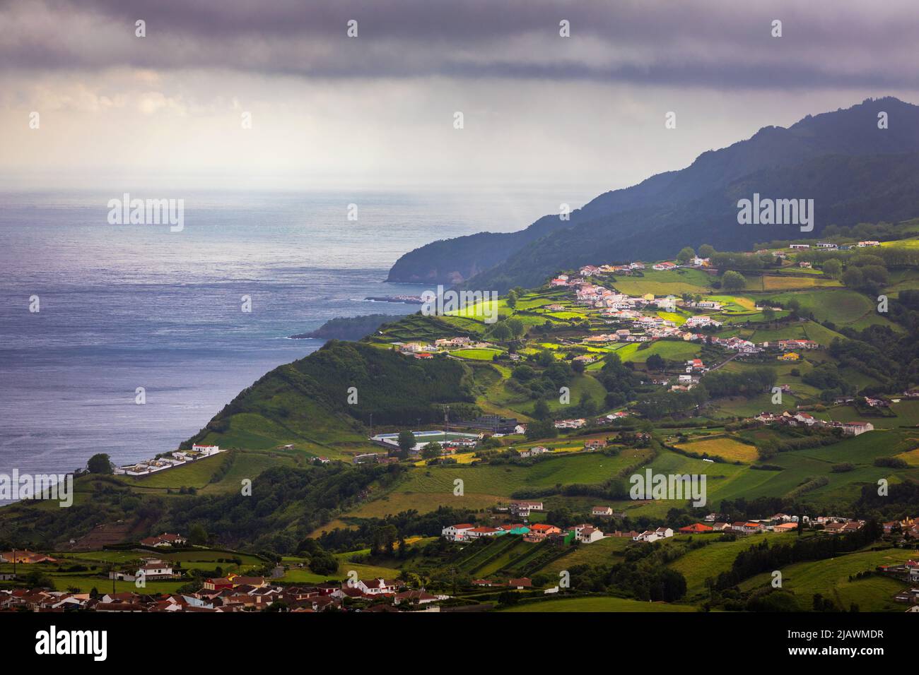 Hermosa vista de la naturaleza en las Azores con pequeños pueblos, cerdas, campos verdes de la naturaleza. Increíbles Azores. Ponta da Madragada mirador cerca de agua Retorta en Sao Foto de stock