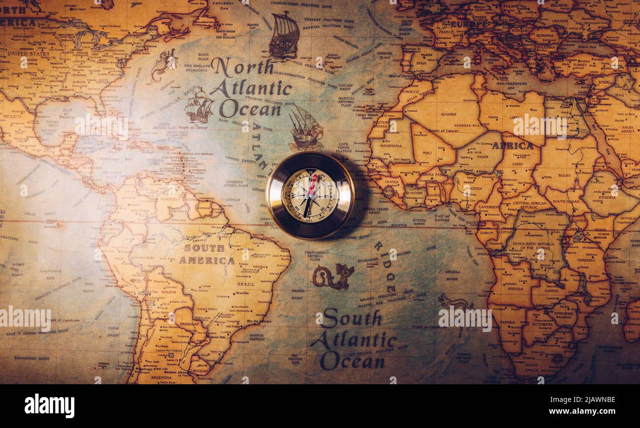 Mapa con brújula. Herramientas de navegación sencillas para orientarse en el mundo. El mapa utilizado para el fondo está en dominio público. Fuente del mapa: Biblioteca del Congreso. Co Foto de stock