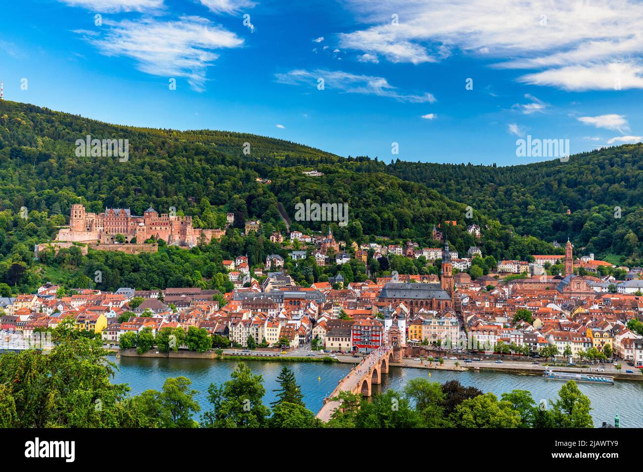 Punto de referencia y hermosa ciudad de Heidelberg con el río Neckar, Alemania. La ciudad de Heidelberg con el famoso puente viejo Karl Theodor y el castillo de Heidelberg, Heid Foto de stock