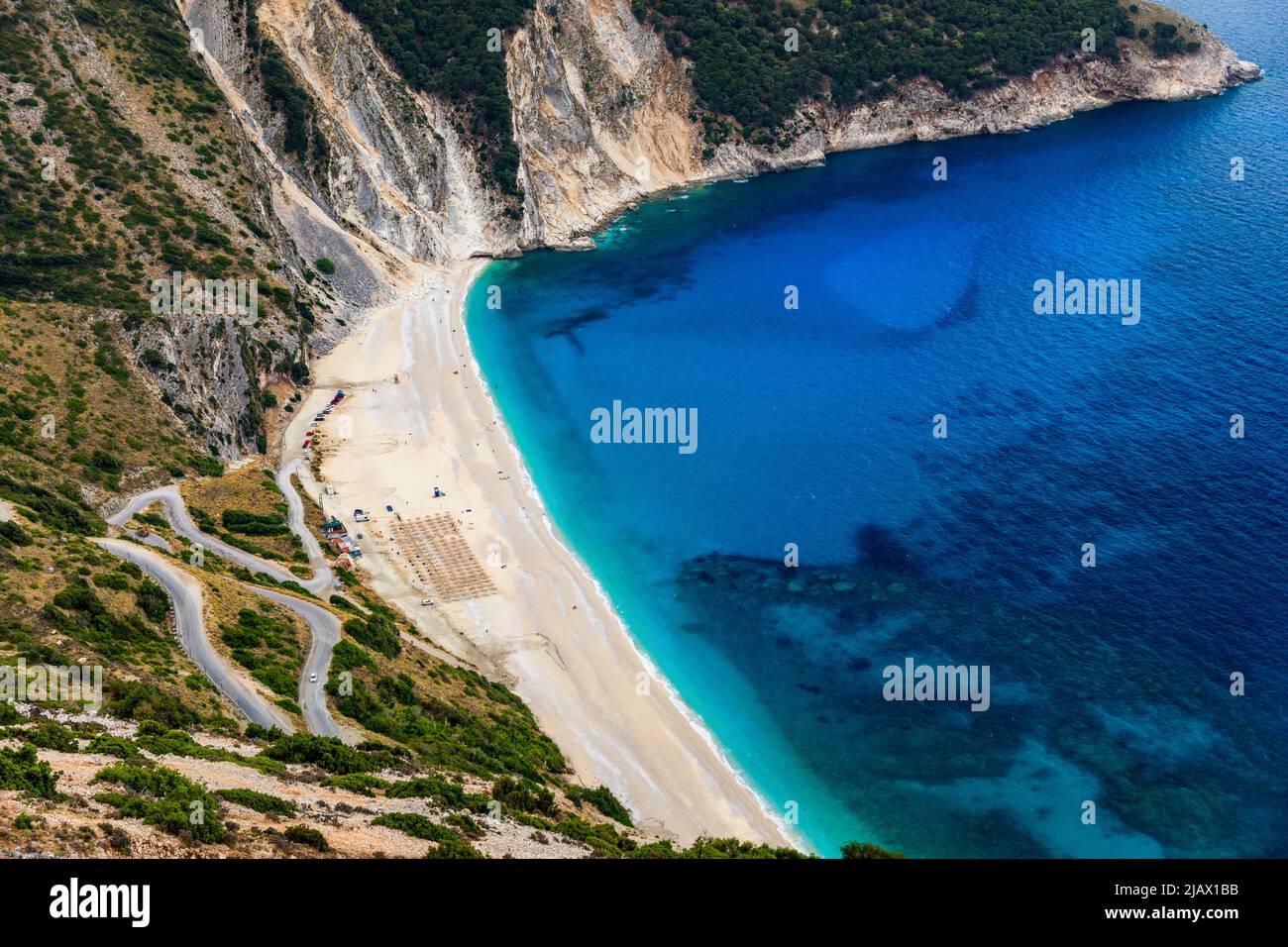 Vista aérea de drones de la emblemática bahía de color turquesa y zafiro y la playa de Myrtos, isla de Cefalonia (Cephalonia), Jónico, Grecia. Playa de Myrtos, Kefalonia isl Foto de stock