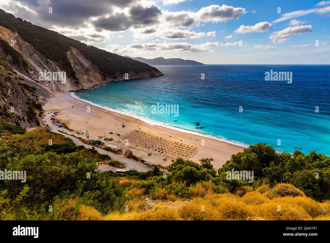 Famosa playa de Myrtos desde Overlook, Kefalonia (Cephalonia), Grecia. Playa de Myrtos, isla de Kefalonia, Grecia. Hermosa vista de la playa de Myrtos, Isla Jónica Foto de stock