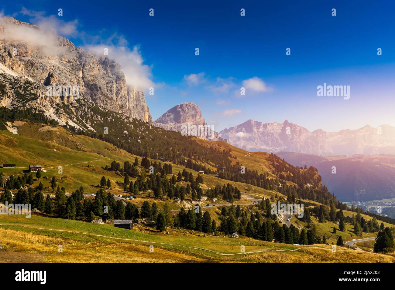 Gardena Pass, Trentino Alto Adige, Italia. Gardena Pass con Sassolungo mountain en el fondo. Passo Gardena, paso alpino entre Val Badia y Va Foto de stock