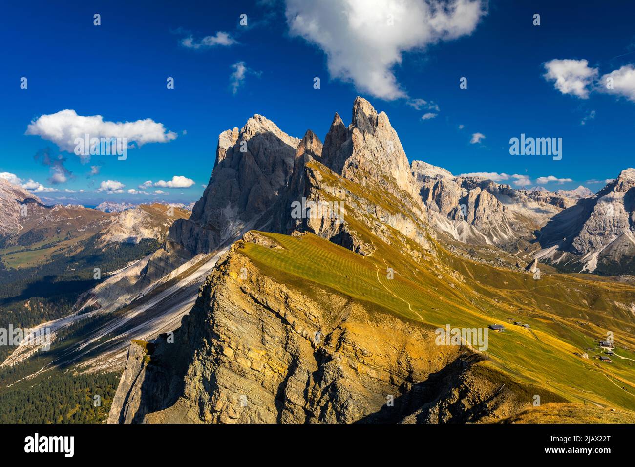 Ver el pico Seceda. Trentino Alto Adige, Dolomitas Alpes, Tirol del Sur, Italia. Odle cordillera, Val Gardena. Furchetta majestuoso pico. Grupo Odles s Foto de stock