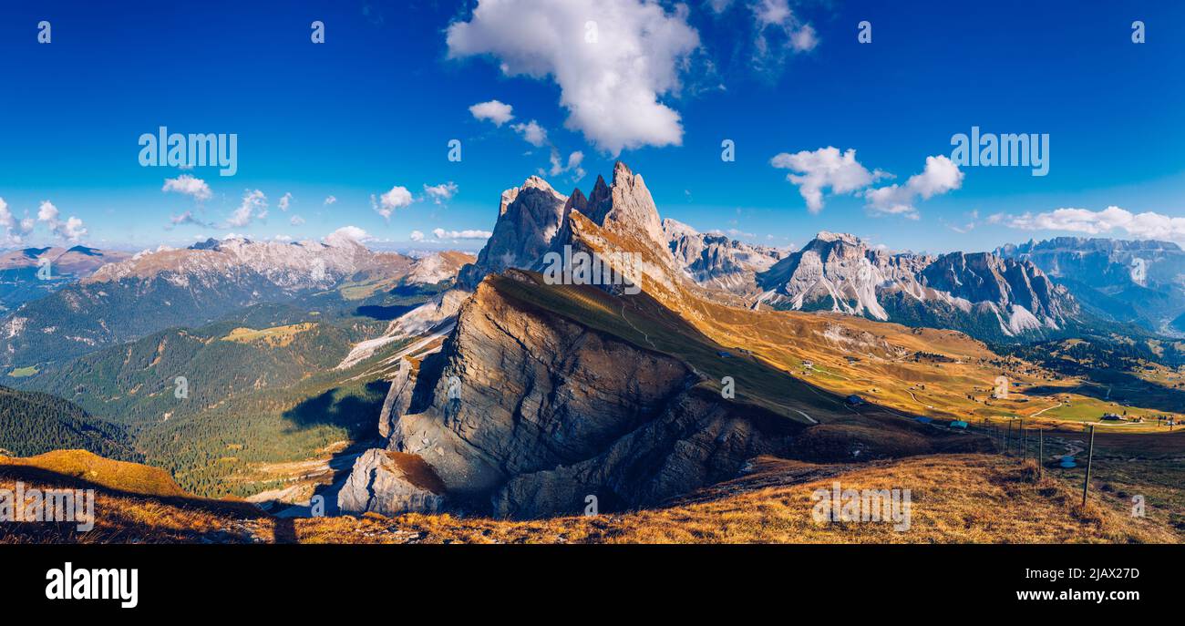 Seceda en otoño en el sur del Tirol en los Alpes del norte de Italia. Vistas desde Seceda durante el Odle montañas en otoño con colores de otoño. Seceda, Val Gardena, Foto de stock