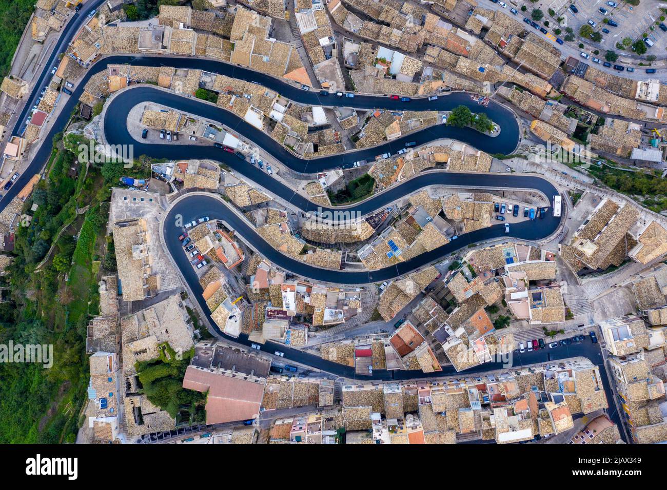 Vista aérea del casco antiguo de Ragusa Ibla y una carretera serpenteante. Vista desde arriba de la ciudad en Ragusa Ibla, Provincia de Ragusa, Val di Noto, Sicilia, It Foto de stock