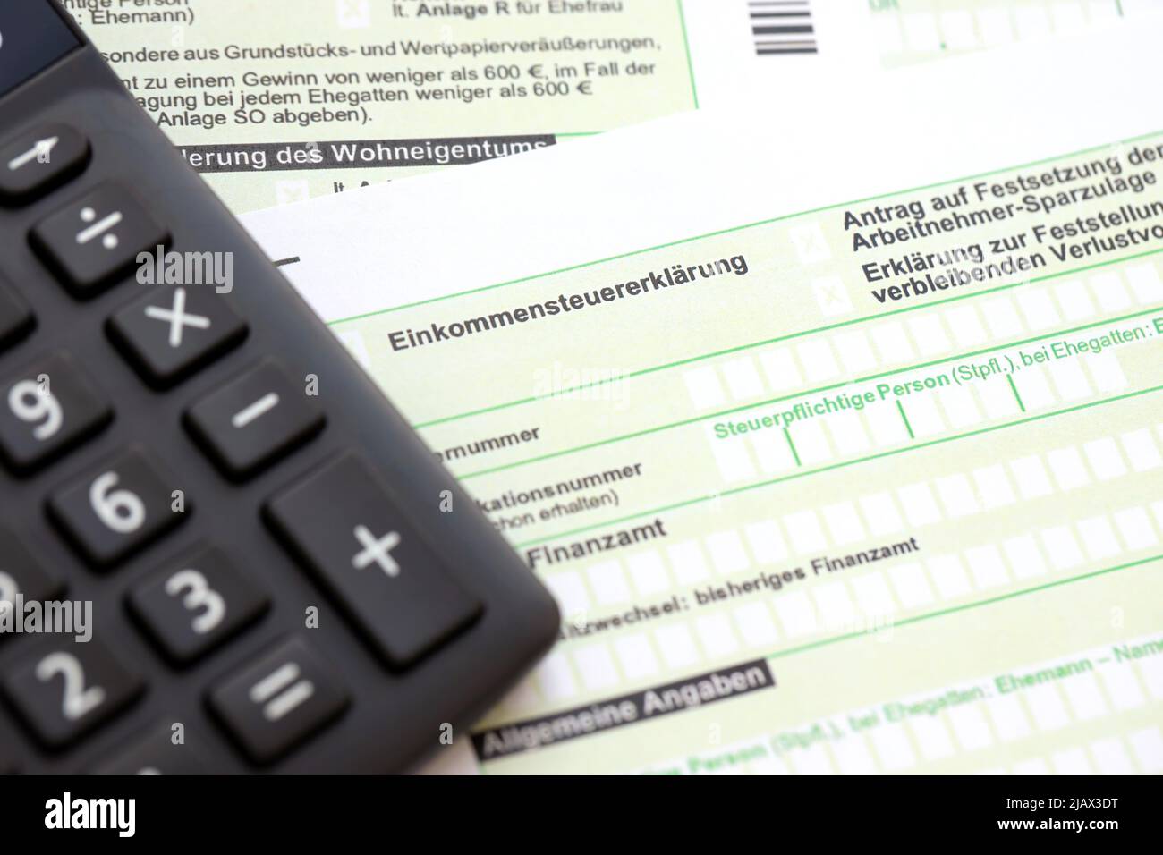 La declaración y la calculadora de la declaración anual de la renta del  impuesto sobre la renta alemana se encuentran en el primer plano de la  tabla del contador. El concepto de
