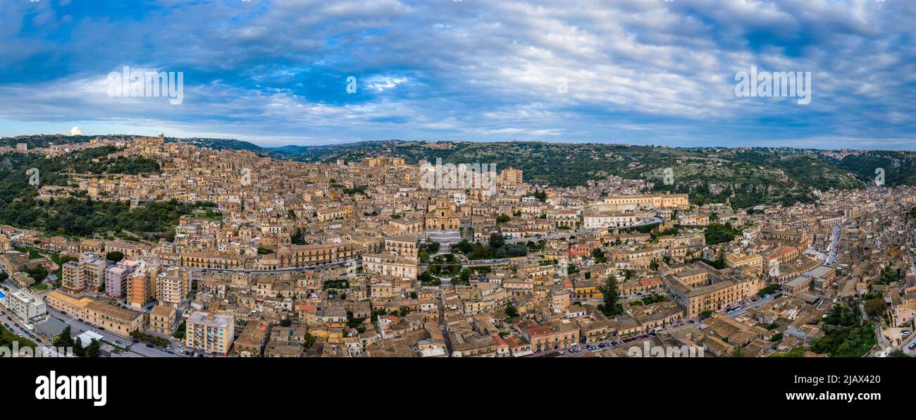Vista aérea de Modica, Sicilia, Italia. Modica (Provincia de Ragusa), vista de la ciudad barroca. Sicilia, Italia. Antigua ciudad Modica de arriba, Sicilia, Italia Foto de stock
