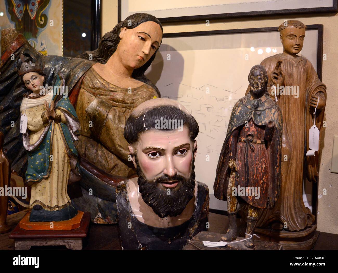 Busto y esculturas de figuras religiosas históricas a la venta en una  tienda de antigüedades en Santa Fe, Nuevo México Fotografía de stock - Alamy