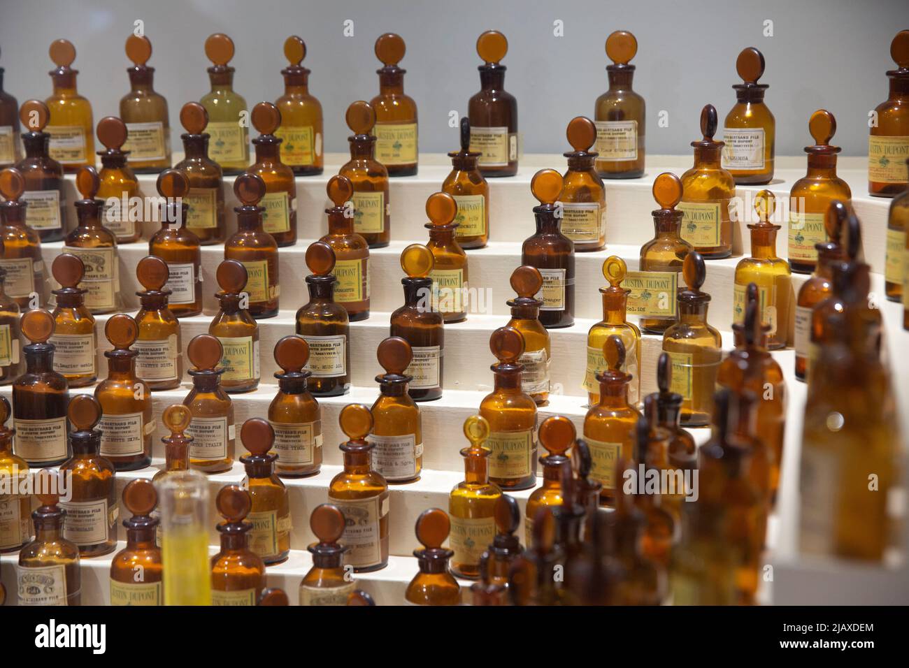 El órgano del perfumista que pertenecía a Jean Carles, creador de perfumes  de principios del siglo 20th, entre ellos Miss Dior y Ma Griffe de Carven,  en el Musée International de la