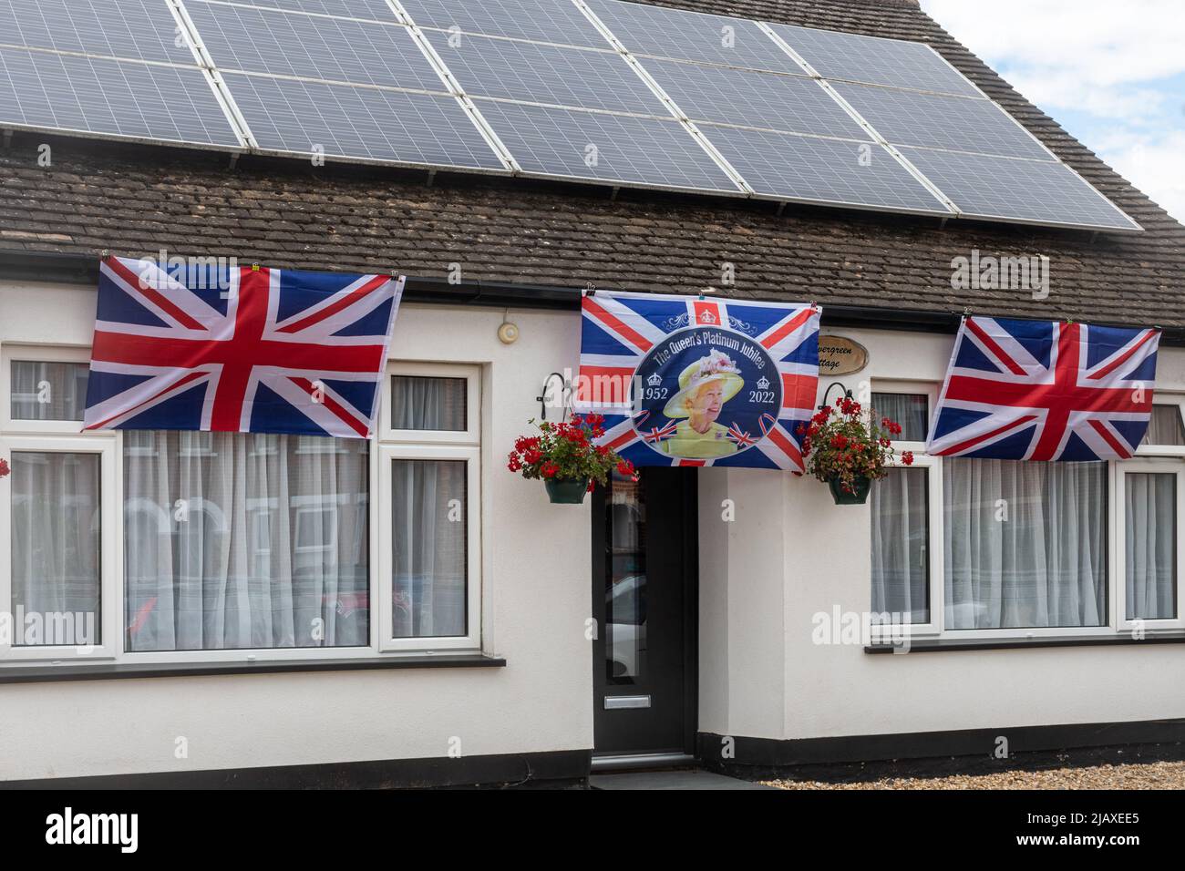 Jubileo de platino decoraciones banderas en una casa de bungalows propiedad para celebrar la Reina Isabel II 70 años en el trono, 2022 de junio Foto de stock