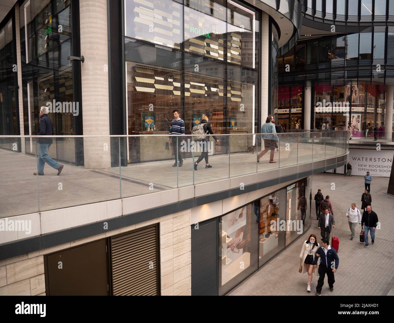 Centro comercial Broadgate Circle, con tiendas Rolex y Tommy Hilfiger en el fondo Broadgate London Foto de stock