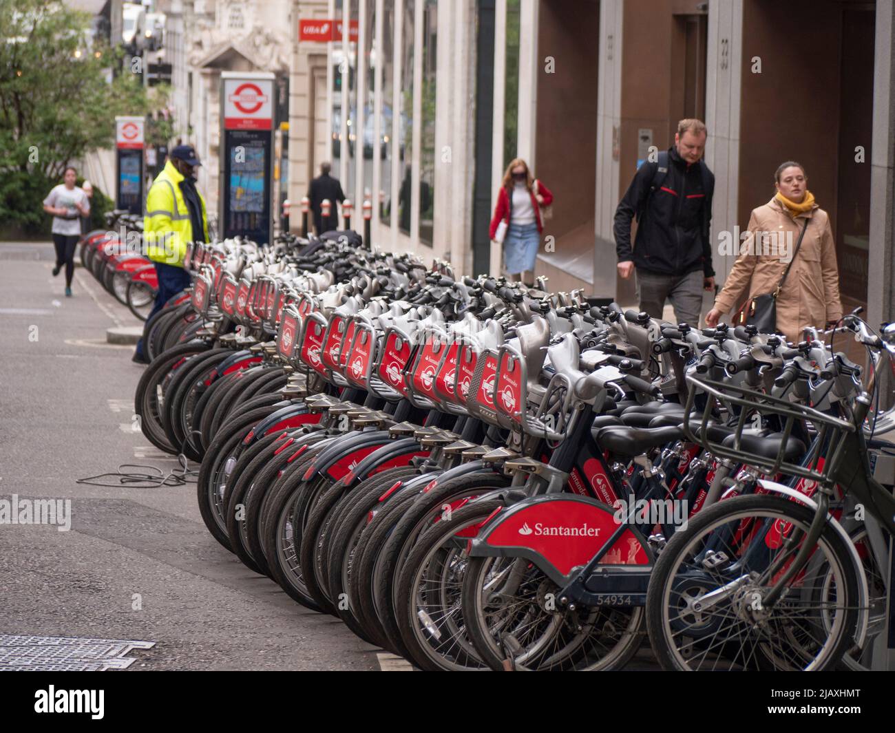 Filas de Santander alquiler de bicicletas en el centro de Londres Foto de stock