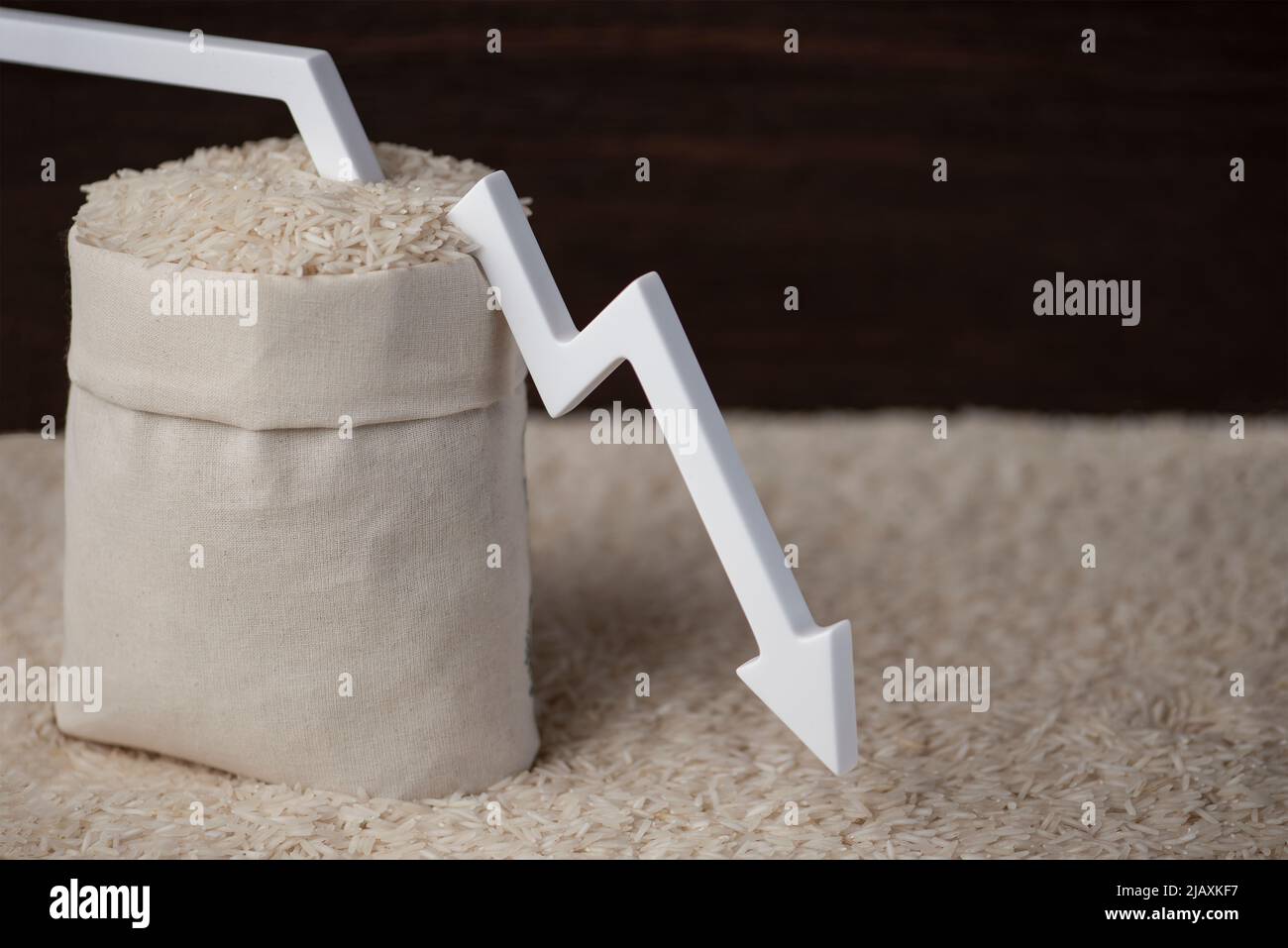 Exportación de arroz. Reducción de la exportación de arroz y cereales. Crisis alimentaria mundial. Hambre y falta de alimentos. Prohibición de la exportación de cereales y productos agrícolas Foto de stock