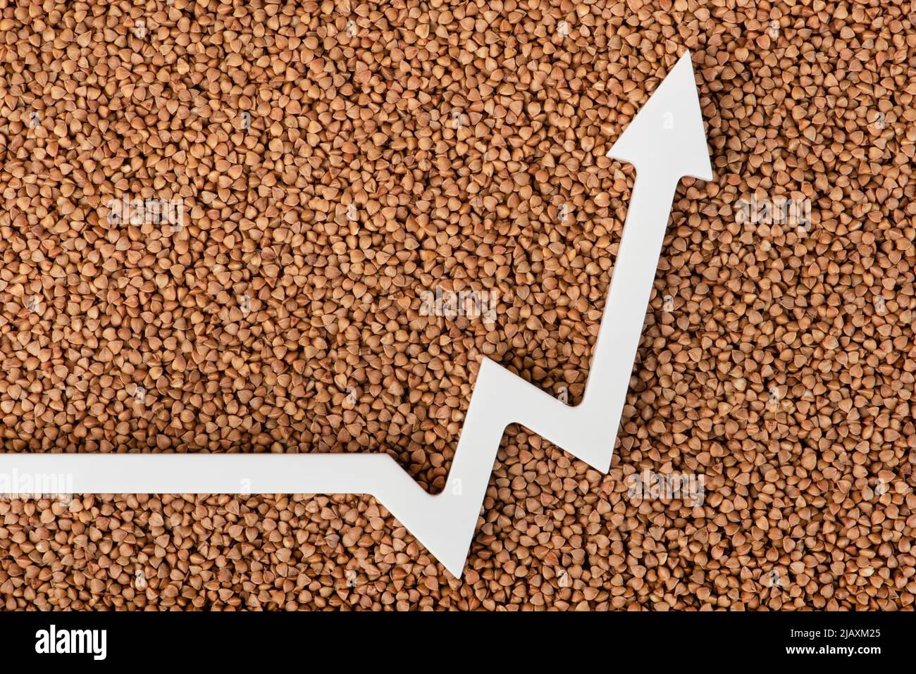 Precios del trigo sarraceno en Europa, precios en aumento para los cultivos. Crisis alimentaria mundial. El gráfico apunta hacia arriba. Mercado financiero europeo. Foto de stock